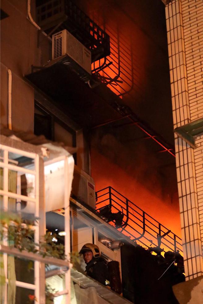 新北市土城区延寿路巷弄内一栋公寓住宅发生大火，熊熊火光及浓烟窜出。（黄世麒摄）