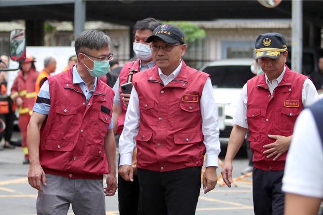 新北市长侯友宜（中）到场了解抢救情形。（黄世麒摄）