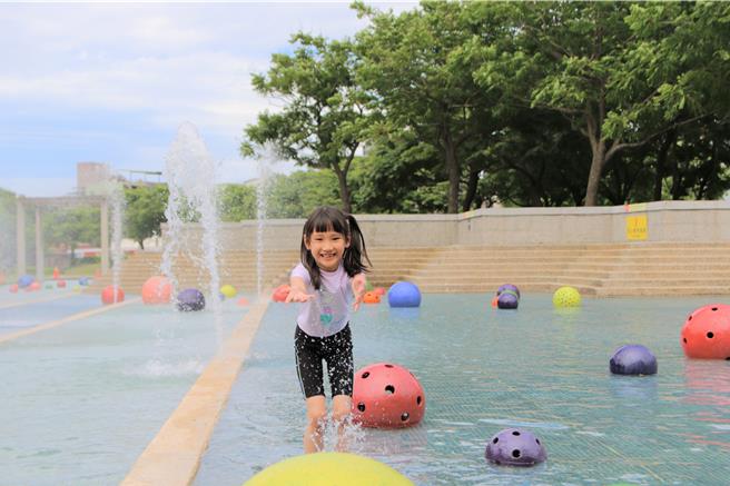 莺歌陶博馆戏水池预计15日起每周三至周五上午9时30分至17时，周六、周日及国定假日则延长至18时免费开放。（陈慰慈摄）