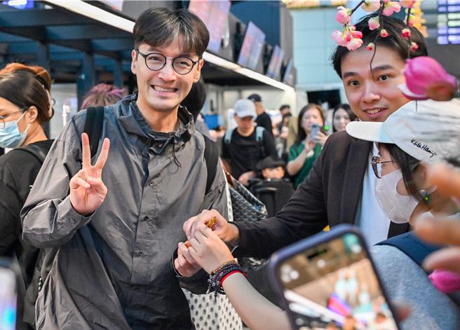 大陸男神胡歌12日旋風訪台24小時，13日清晨5時許，胡歌就從下榻晶華酒店出發至桃園機場。只見胡歌一身輕裝走進機場，對於現場送機的粉絲相當親切，簽名、合照來者不拒，現場宛如小型見面會。（陳麒全攝）