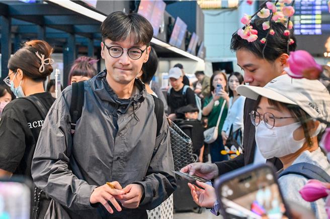 胡歌幫送機粉絲簽名。（圖／陳麒全攝）