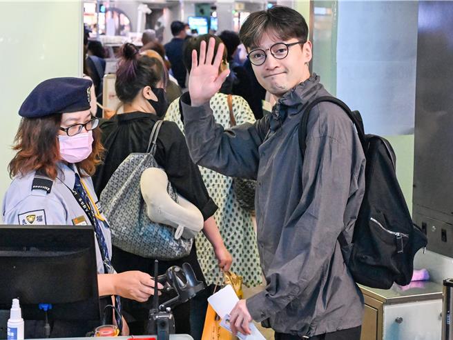 胡歌一身輕裝，對送機粉絲揮手道別。（圖／陳麒全攝）