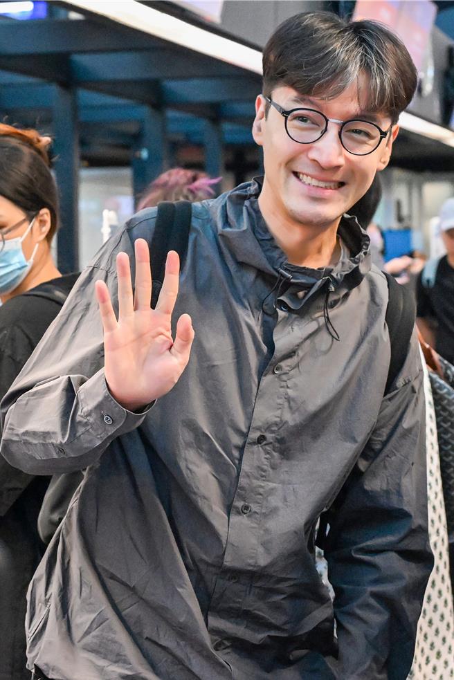 胡歌對粉絲來者不拒，現場猶如簽名會。（圖／陳麒全攝）