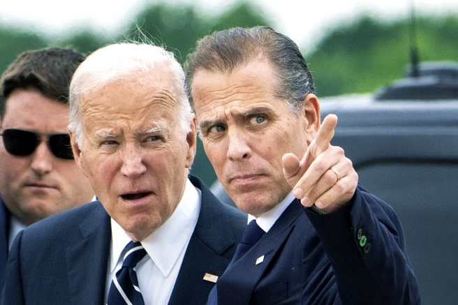 美国总统拜登次子韩特．拜登（Hunter Biden）因非法拥枪被定3罪，最重恐被判25年刑期，白宫新闻秘书尚皮耶（Karine Jean-Pierre）12日被问及拜登是否会动用减刑权时，她表示「无法告知」，未排除让韩特减刑的可能性。（图／美联社）