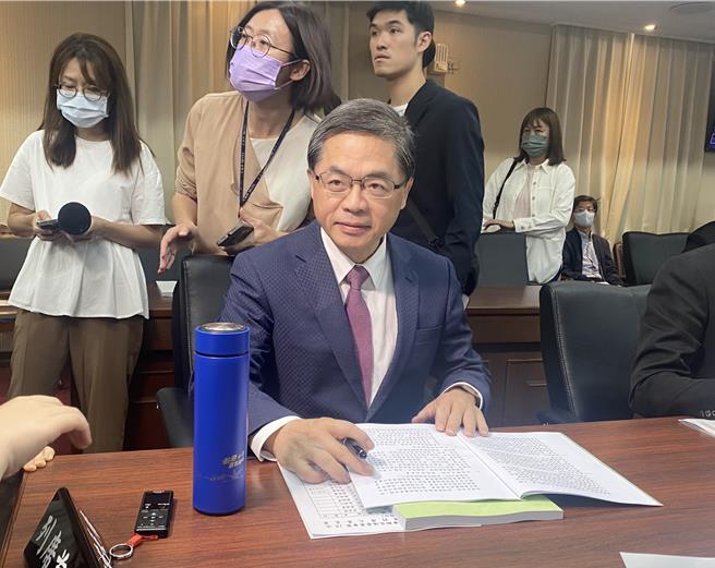 交通部长李孟谚上任后，13日首度到立法院交通委员会业务报告并备询。（蔡明亘摄）