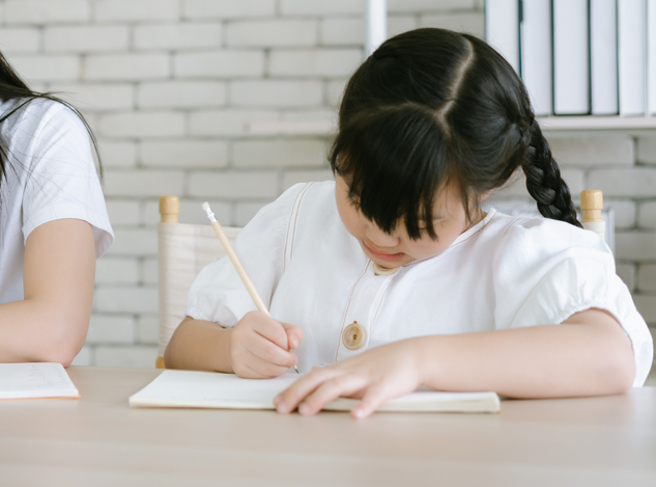 爸爸辅导小一女儿写作业，看到答案无言了。（示意图：shutterstock／达志）