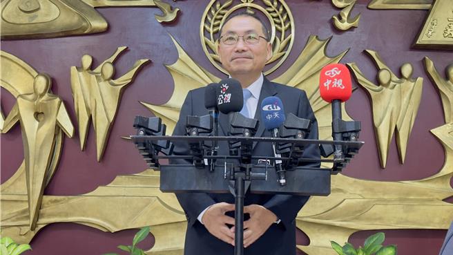 新北市長侯友宜上午前往土城火警現場了解，要求社會局及區公所給予受災家庭全力提供照顧。（呂健豪攝）