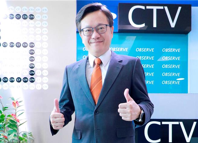 戴立纲推荐学生们一定要参加主播营，增广见闻。（中天提供）