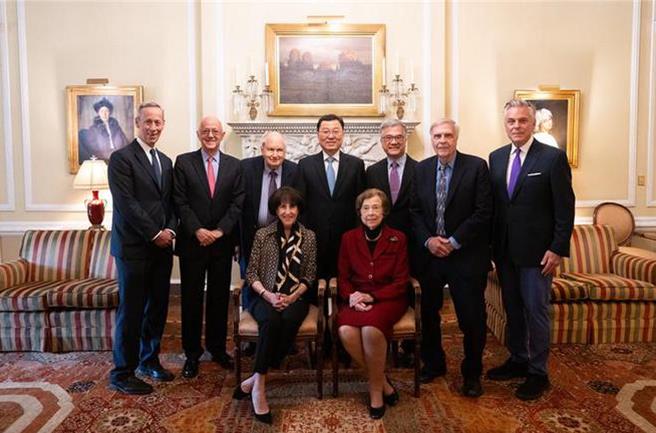 大陸駐美國大使謝鋒（後排中）7日晚間在華盛頓出席一場中美建交45周年的紀念活動。（圖／「中國駐美國大使館」微信公眾號）