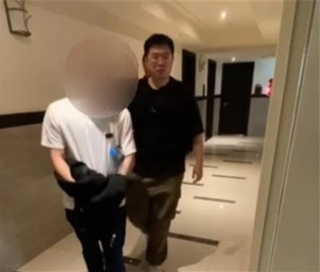 警方逮捕盗刷网购的张姓男子。（新北市刑大提供）
