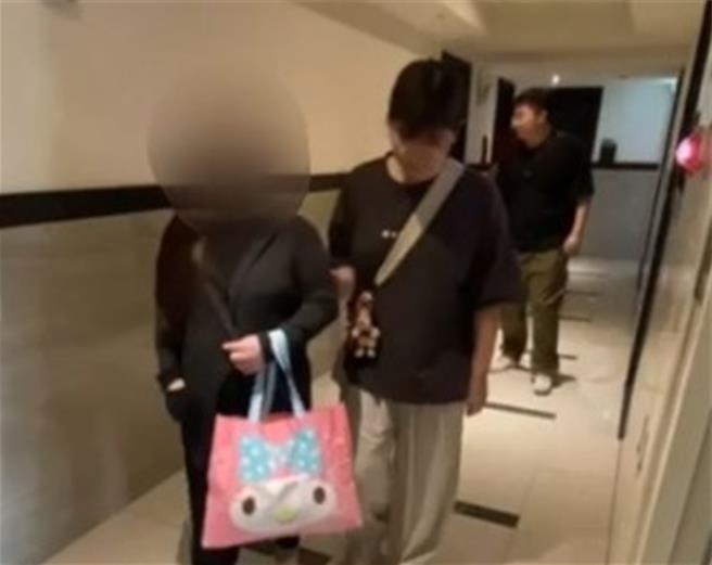 警方逮捕盗刷网购的柯姓女子。（新北市刑大提供）