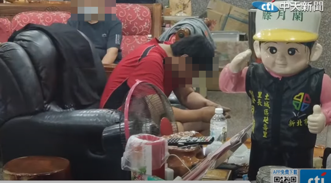 土城區延壽路一棟公寓13日凌晨發生嚴重火警，造成屋主妻兒、女兒男友3人不幸罹難。( 翻攝中天電視YouTube )