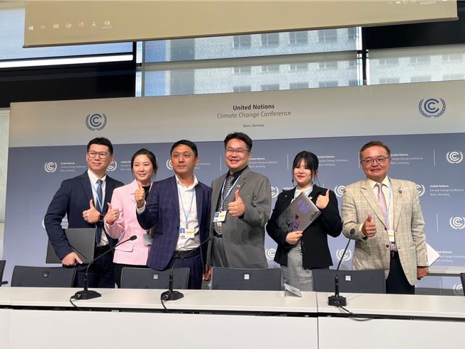 用台语发表永续故事的六位，左二是来自高雄的薛宇静。（民间永续团体提供）