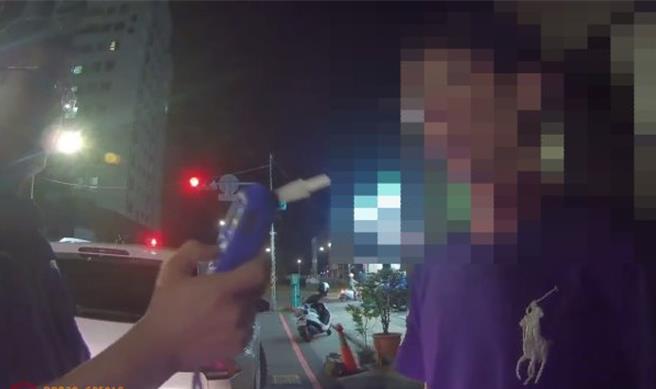高雄42歲呂姓男子駕車時因闖紅燈遭到警方攔檢，警察一靠近呂男就聞到渾身酒氣。（高市鳳山分局提供／楊舒婷高雄傳真）