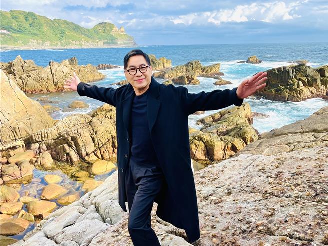 文章前往北海岸拍摄新歌〈好好地活着〉MV。（翰森娱乐提供）