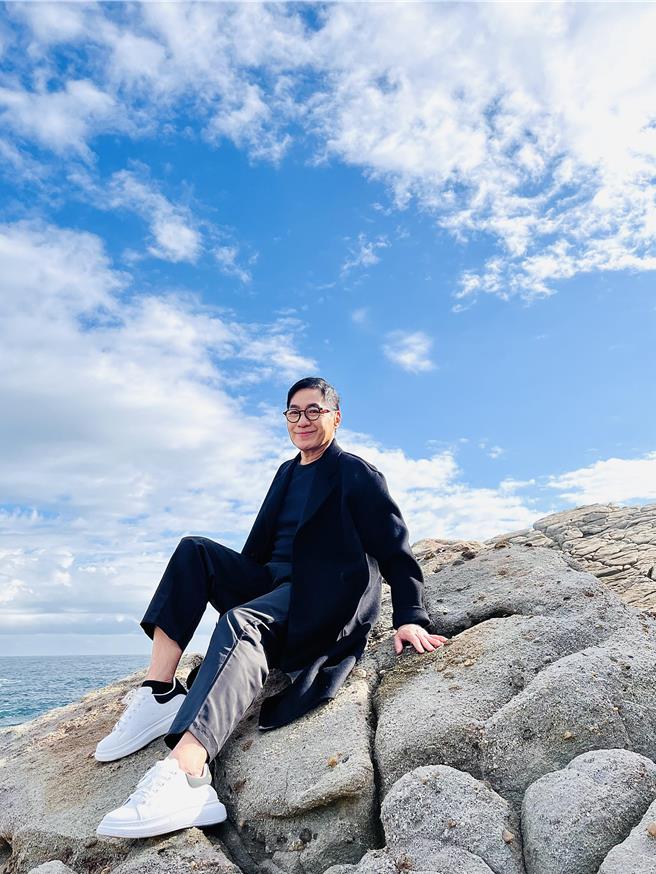 文章前往北海岸拍摄新歌〈好好地活着〉MV。（翰森娱乐提供）