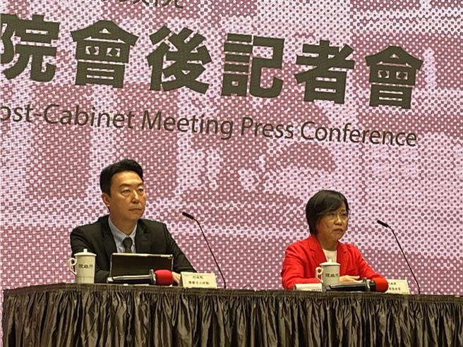 行政院会今通过「消防法」部分条文修正草案，新增22条文，本次新增订「消防人员安全卫生防护专章」，明定各级政府应优先编列消防员安全卫生相关预算，若违规最重可罚30万元。（蔡雯如摄）