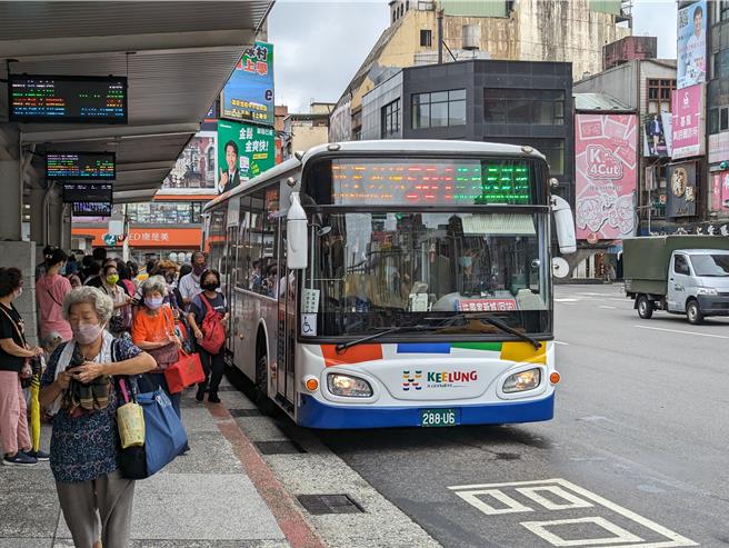 基隆市交通處將於今年下半年開始，進行基隆市公車路網的相關研究及評估，議員建議市府能夠重新評估路網的分布及設計。（張志康攝）