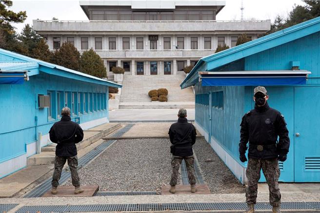 在韩国和北韩边界板门店共同警备区（JSA）执勤的联合国军司令部警卫。（路透社）