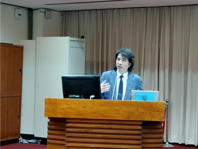 对于蓝委质疑是「孔雀型网红教授」，「就是骚包型、花枝招展的教授」，教育部政务次长叶丙成回应：「我满规矩的，我7年没谈翻转」。(李侑珊摄)