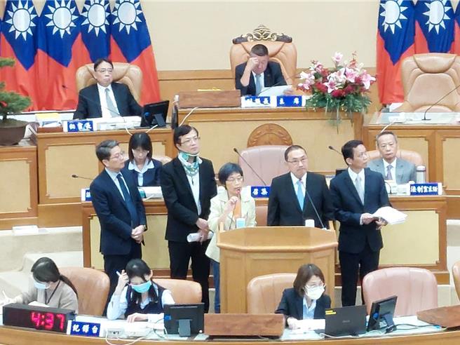 新北市議會民進黨團總召張維倩今在議會總質詢指出，容積移轉代金須專款專用於取得與接受基地同一主要計畫區不好用，台北市容移代金以取得公保地為優先，盼新北市重新檢討，以政府取得公保地角度為主，代金制度應退居為輔，新北市長侯友宜表示，目前只花了17億元，會再跟中央建議放寬使用規定，（陳慰慈攝）
