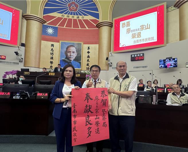 台南市警察局長廖宗山(右一)7月16日屆齡退休，林燕祝頒贈「貢獻良多」紅榜，也追問事長黃偉哲有沒有口袋名單？黃偉哲說沒有。（曹婷婷攝）