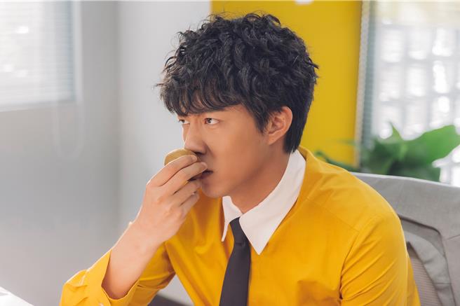 蔡凡熙被迫进行健康管理，受到陈庭妮不断喂食水果。（逆光电影股份有限公司提供）