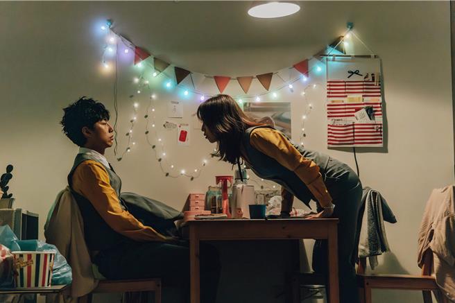 蔡凡熙（左）阴阳鼻能力露馅后，成了陈庭妮专属「凶宅犬」。（逆光电影股份有限公司提供）