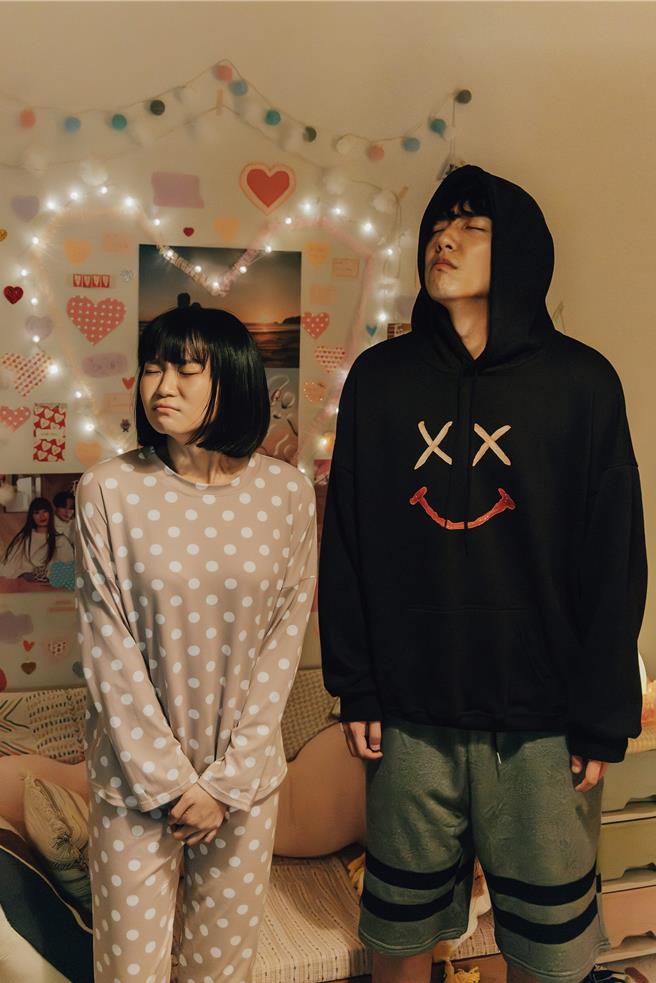 蔡凡熙（右）发挥凶宅犬能力，替黄惟（左）饰演的办公室女同事妙妙抓出租屋处闹鬼真相。（逆光电影股份有限公司提供）