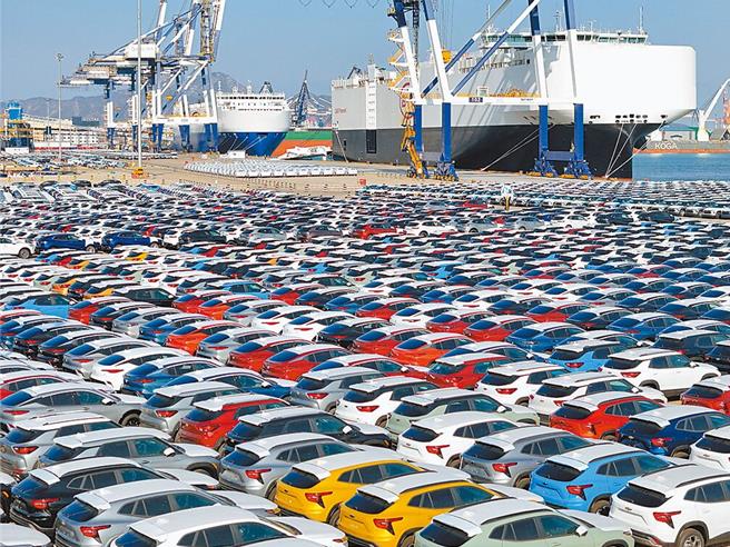 图为待出口的汽车停泊在山东省烟台港的一个码头。（路透）