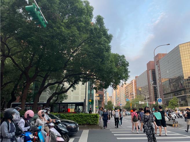 台北市交通局為減少機車騎士及行人曝曬時間，於7、8月平日上午9時至下午4時30分縮短北市740處路口紅燈秒數，最高可減少90秒。（劉彥宜攝）