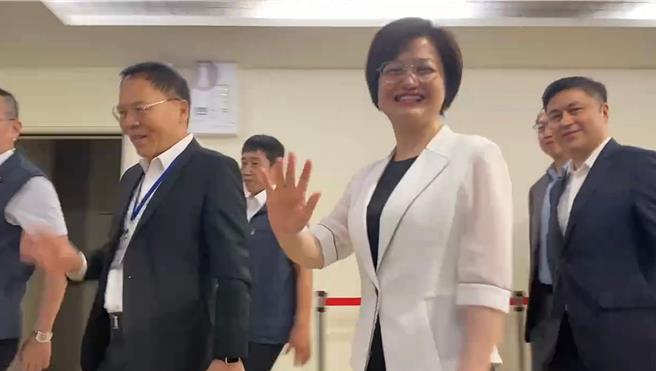 在觀傳局長王秋冬（左）的陪同下，上海市台辦主任鍾曉敏（中）及副主任陽禮華（右）結束會議後，也笑著對媒體揮手後離開。（丁上程攝）