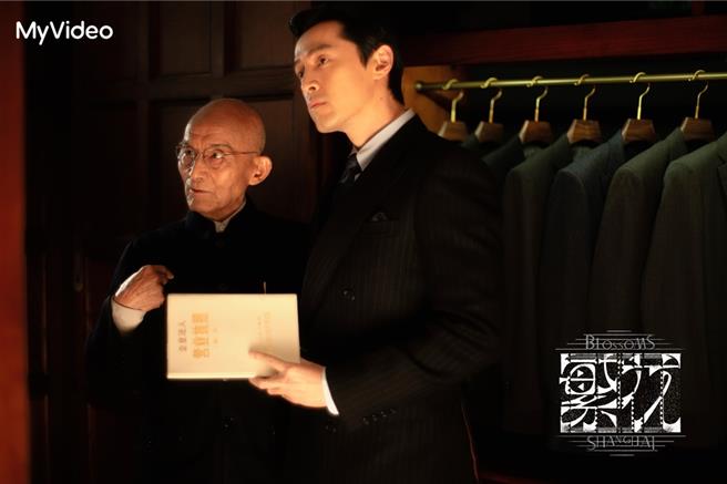 胡歌（右）飾演的阿寶拜師游本昌飾演的「爺叔」開始學習投資獲利。（澤東電影、MyVideo提供）