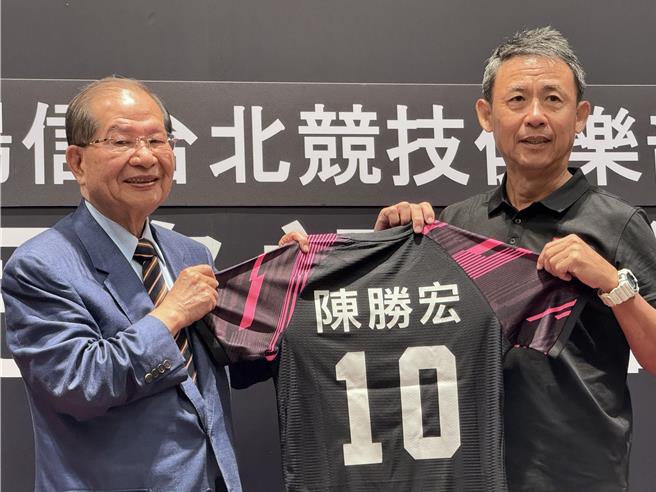 陳信安（右）致贈台北競技新球衣給陳勝宏。（李弘斌攝）