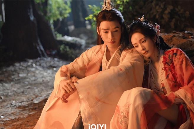 《狐妖小红娘月红篇》完结，龚俊为爱献血剖心，杨幂直球告白「我又再次爱上你」。（爱奇艺国际站提供）