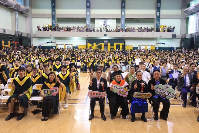 陈其迈出席国立高雄餐旅大学毕业典礼，祝福毕业生鹏程万里。（图片来源：高雄市政府提供）