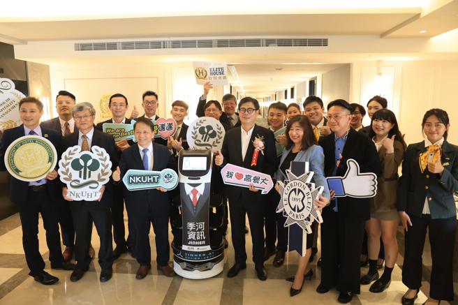 陈其迈参观智慧科技应用旅馆教学暨实习培训基地「群贤会馆」。（图片来源：高雄市政府提供）