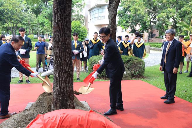 「十年树木，百年树人」，陈其迈于校园内亲手种植樟树呼应教育志业。（图片来源：高雄市政府提供）
