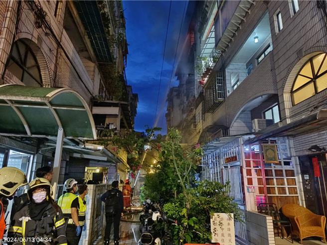 土城延寿路巷内凌晨惊传火警，不幸造成3人葬身火窟。（民眾提供）