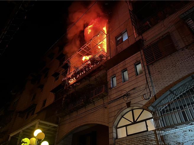 土城延寿路巷内凌晨惊传火警，不幸造成3人葬身火窟。（民眾提供）