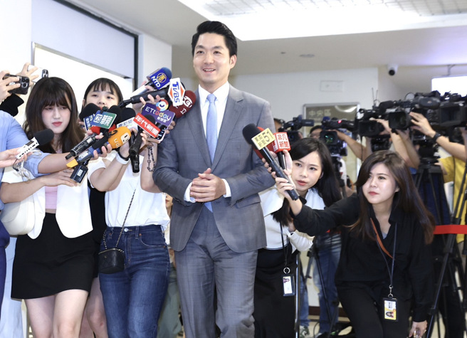 台北市长蒋万安（见图）13日开心接见上海市访问团。（陈俊吉摄）