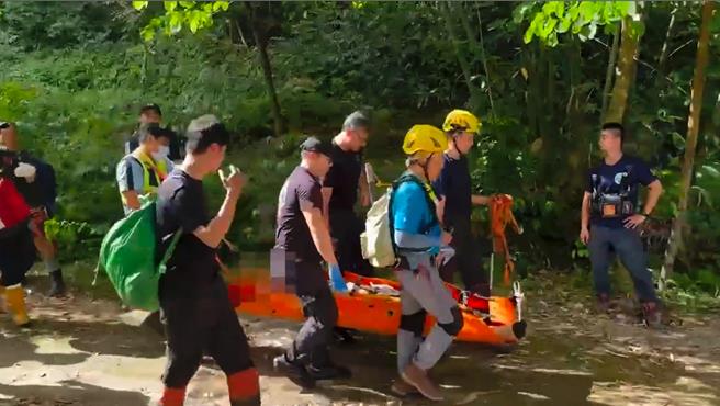 一名28岁的新北市三峡林姓员警今休假，凌晨5时至三峡鸢山公园登山，未料却失足跌落5公尺深的山凹处，警方透过手机定位找到他时，已无生命迹象。（三峡警分局提供）