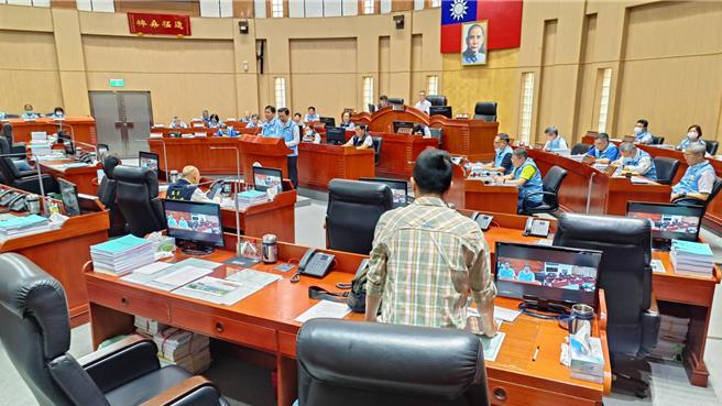 金门县议会第八届第三次定期会今日进行专案报告，针对「离岛建设条例」有关新增修正条文第10条之3「开放离岛设置观光赛马场」乙案，引发议员董森堡强烈反对。(图／读者提供)