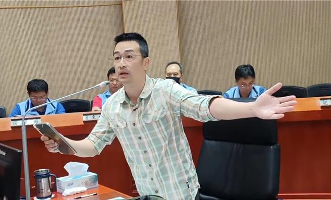 金门县议会第八届第三次定期会今日进行专案报告，针对「离岛建设条例」有关新增修正条文第10条之3「开放离岛设置观光赛马场」乙案，引发议员董森堡强烈反对。(图／读者提供)