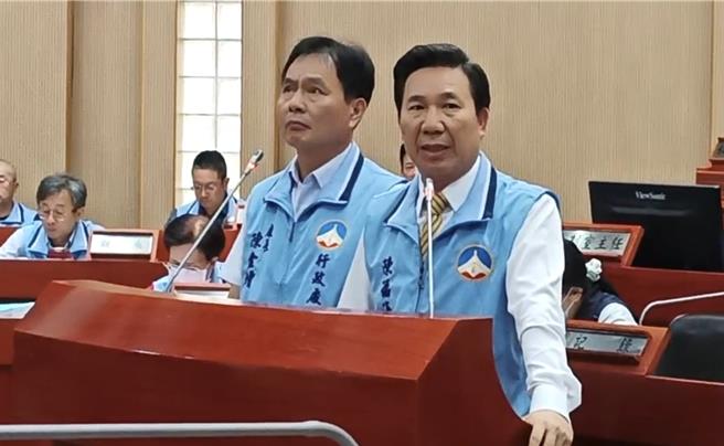 针对「离岛建设条例」新增修正条文第10条之3「开放离岛设置观光赛马场」乙案，县长陈福海(右)表示要重新思考，对于牵涉到「赌场」也表示坚决的反对。(图／读者提供)