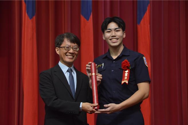 内政部主秘黄骏逸（左）前往主持典礼。（警专提供）