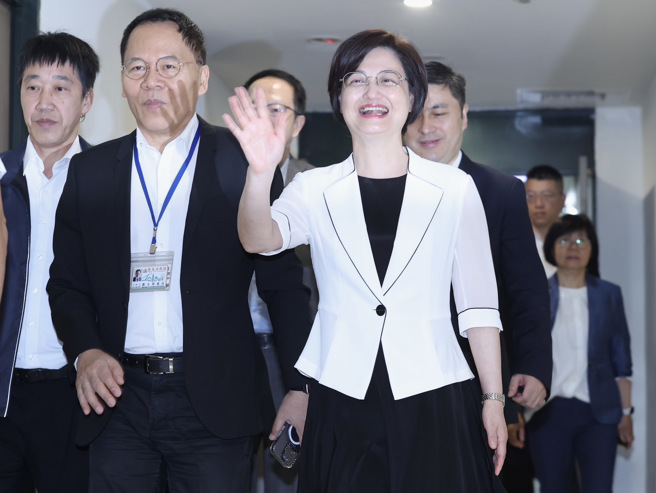 上海台辦主任鍾曉敏（右），13日率團拜會台北市政府與市長蔣萬安，會後由台北市觀傳局局長王秋冬（左）陪同開心離開。（陳俊吉攝）