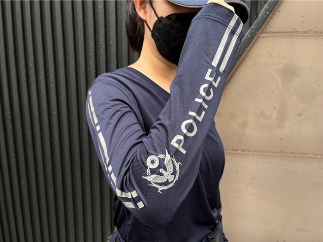 嘉义县警察局布袋警友办事处与濠隆实业有限公司为布袋分局员警准备的袖套功能排汗衫上面有警徽、反光印花。（布袋分局提供／吕妍庭嘉义传真）
