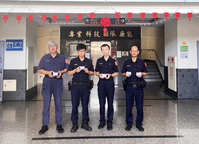 濠隆实业有限公司特别捐赠百盒医药级速攸创伤覆盖粉给布袋分局。（布袋分局提供／吕妍庭嘉义传真）