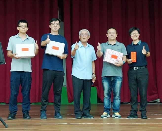 布袋警友办事处与濠隆实业有限公司体贴员警执勤时的辛劳，特别为布袋分局员警准备礼券、袖套功能排汗衫、勤务腰带，以及百盒速攸创伤覆盖粉。（布袋分局提供∕吕妍庭嘉义传真）